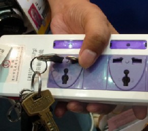 由于具有識(shí)別功能，插座只對標(biāo)準(zhǔn)插頭&ldquo;來電&rdquo;人體不受傷害