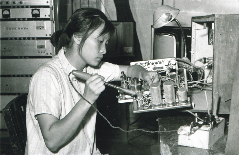 1970年，中國(guó)誕生第一臺(tái)彩色電視機(jī)，數(shù)年之后，長(zhǎng)虹才開(kāi)始電視機(jī)的研制