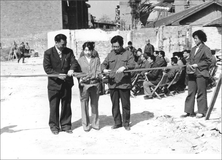 1986年，長(zhǎng)虹彩電工程奠基，這樣的剪彩儀式，剪出了中國(guó)最大的彩電生產(chǎn)基地之一