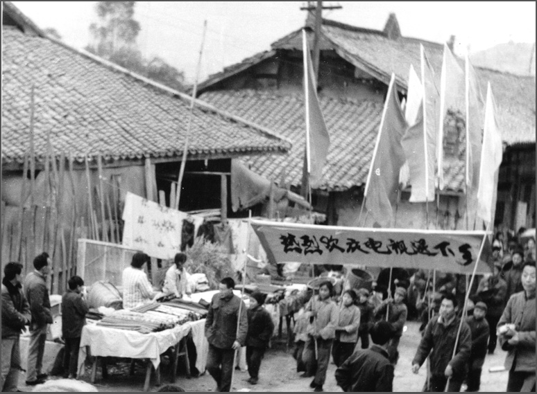 這可能是中國(guó)第一場(chǎng)&ldquo;家電下鄉(xiāng)&rdquo;，當(dāng)時(shí)長(zhǎng)虹在春季把彩電免費(fèi)送下鄉(xiāng)，秋天豐收后農(nóng)民有錢(qián)了再去收錢(qián)