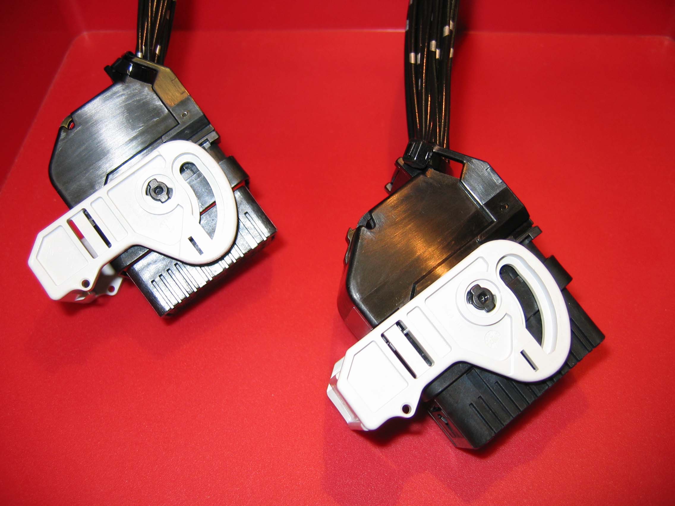 CMX密封型、 混合式、高密度、模塊化連接器系列