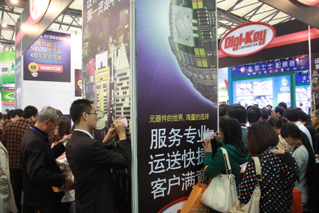 圖2 桌前均是排隊人群，觀眾靠墻填寫Digi-Key小卡片