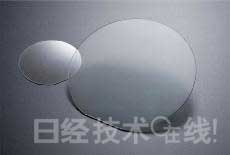 GaN晶圓。左為2英寸產品，右為4英寸產品