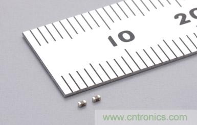  【導(dǎo)讀】目前伴隨著手機(jī)、平板電腦、LED照明等高科技電子產(chǎn)品的普及，電子設(shè)備正在不斷向小型化發(fā)展，電源的輸出功率也正在不斷增大。因此對(duì)電子設(shè)備采取過熱保護(hù)措施的重要性正在日益增強(qiáng)。其中特別對(duì)于只需組成簡(jiǎn)單的電路就能夠發(fā)揮過熱保護(hù)作用的PTC熱敏電阻的需求正在不斷增加。本屆介紹的是村田一款1.0&times;0.5mm、溫度測(cè)量誤差&plusmn;3℃、額定零功率電阻值為1k&Omega;的片式PTC熱敏電阻。  隨著手機(jī)、平板電腦、LED照明等高科技電子產(chǎn)品的普及，電子設(shè)備正在不斷向小型化發(fā)展，電源的輸出功率也正在不斷增大，因此對(duì)電子設(shè)備采取過熱保護(hù)措施也更加重要，其中特別對(duì)于只需組成簡(jiǎn)單的電路就能夠發(fā)揮過熱保護(hù)作用的PTC熱敏電阻的需求正在不斷增加。  現(xiàn)在具有過熱保護(hù)作用的片式PTC熱敏電阻的外形尺寸一般都大于1.6&times;0.8mm，溫度測(cè)量*2誤差也都大于&plusmn;5℃。村田利用自己開發(fā)的材料技術(shù)和生產(chǎn)工藝技術(shù)，成功地實(shí)現(xiàn)了外形尺寸為1.0&times;0.5mm、溫度測(cè)量誤差為&plusmn;3℃、額定零功率電阻值為1k&Omega;的片式PTC熱敏電阻系列產(chǎn)品的商品化。我們根據(jù)該產(chǎn)品的溫度測(cè)量值，在從80℃至150℃的范圍中以10℃為單位，劃分了各系列產(chǎn)品。  產(chǎn)品特點(diǎn)      * 外形尺寸小 (1.0&times;0.5mm)     * 溫度測(cè)量誤差小 (電阻值為100k&Omega;和10k&Omega;時(shí)，溫度測(cè)量誤差分別為&plusmn;3℃和&plusmn;5℃)     * 擁有豐富的以10℃為單位的系列產(chǎn)品，能夠滿足客戶的各種溫度測(cè)量要求 (80℃～150℃ (電阻值為100k&Omega;時(shí)) ; 65℃～135℃ (電阻值為10k&Omega;時(shí)) )     * 符合TUV和UL安規(guī)標(biāo)準(zhǔn)  用途      * LED燈的過熱保護(hù)和電力控制     * 筆記本電腦的電源散熱等; DC-DC轉(zhuǎn)換器的MOSFET*3過熱保護(hù); 鋰離子電池保護(hù)電路中的MOSFET過熱保護(hù)     * 電動(dòng)機(jī)逆變器和線圈的過熱保護(hù)和電力控制  術(shù)語說明  *1 熱敏電阻: 	對(duì)熱敏感的半導(dǎo)體電阻，其電阻值會(huì)隨溫度的變化而改變。一般來說，許多人都知道電阻值會(huì)隨著溫度的上升而逐步減小的NTC (負(fù)溫度系數(shù)) 熱敏電阻。然而在熱敏電阻中，還有一種當(dāng)溫度超過一定的溫度 (居里溫度*4) 時(shí)，其電阻值會(huì)隨著溫度的升高而急劇增大的元件，這就是PTC (正溫度系數(shù)) 熱敏電阻 (POSISTOR?*5) 。PTC熱敏電阻不僅具備過熱保護(hù)功能，還具有特有的電阻溫度特性，可被用來控制電流和電力。 *2 溫度測(cè)量: 	此系列產(chǎn)品最適用于檢測(cè)電阻值達(dá)到10k&Omega;或100k&Omega;時(shí)的溫度。 *3 MOSFET: 	Metal-Oxide-Semiconductor Field-Effect Transistor (金屬-氧化層-半導(dǎo)體-場(chǎng)效晶體管) 的縮寫。 MOSFET適合作為DC-DC轉(zhuǎn)換器的開關(guān)元件和一般的電流開關(guān)等元件。如果其工作溫度超過了一定的溫度，F(xiàn)ET (場(chǎng)效晶體管) 就會(huì)被損壞，因此通過使用具有過熱保護(hù)作用的POSISTOR?，就能夠防止FET因過熱而損壞。 *4 居里溫度: 	也稱居里點(diǎn) (Currie Point) 。我公司將電阻值達(dá)到溫度為25℃時(shí)的電阻值 (額定零功率電阻值) 的2倍時(shí)的溫度定義為居里溫度。 *5 POSISTOR?: 	是株式會(huì)社村田制作所的注冊(cè)商標(biāo)。  系列產(chǎn)品型號(hào)      * PRF15AR102RB6RC     * PRF15BA102RB6RC     * PRF15BB102RB6RC     * PRF15BC102RB6RC     * PRF15BD102RB6RC     * PRF15BE102RB6RC     * PRF15BF102RB6RC     * PRF15BG102RB6RC  特性圖  特性圖  電氣特性  產(chǎn)品型號(hào) 	特性 	額定零功率  電阻值(在環(huán)境溫度為+25℃的條件 下) 	 電阻值為10k&Omega;時(shí)的溫度測(cè)量值 	電阻值為100k&Omega;時(shí)的溫度測(cè)量值 	最大電壓 PRF15AR102RB6RC 	AR 	1k&Omega;&plusmn;50% 	135&plusmn;5℃ 	150&plusmn;3℃ 	32VDC PRF15BA102RB6RC 	BA 	125&plusmn;5℃ 	140&plusmn;3℃ PRF15BB102RB6RC 	BB 	115&plusmn;5℃ 	130&plusmn;3℃ PRF15BC102RB6RC 	BC 	105&plusmn;5℃ 	120&plusmn;3℃ PRF15BD102RB6RC 	BD 	95&plusmn;5℃ 	110&plusmn;3℃ PRF15BE102RB6RC 	BE 	85&plusmn;5℃ 	100&plusmn;3℃ PRF15BF102RB6RC 	BF 	75&plusmn;5℃ 	90&plusmn;3℃ PRF15BG102RB6RC 	BG 	65&plusmn;5℃ 	80&plusmn;3℃ 外形尺寸圖  外形尺寸圖 生產(chǎn)體制  村田制作所八日市事業(yè)所在2011年3月開始了該系列產(chǎn)品的量產(chǎn)活動(dòng)。 樣品價(jià)格  10日元/個(gè)