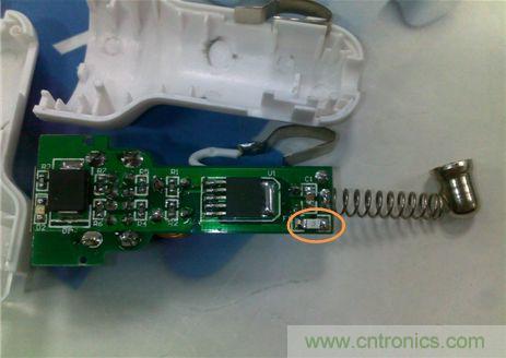 使用AEM-1206HI 2.5A貼片保險絲，布局簡單