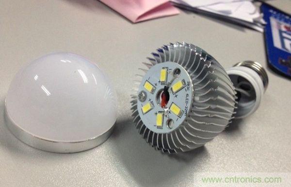 3瓦拆開，基板只有一顆螺絲，還沒擰緊