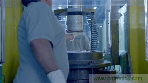 顛覆傳統(tǒng)設(shè)計(jì)，蘋(píng)果全新Mac Pro生產(chǎn)線(xiàn)探秘