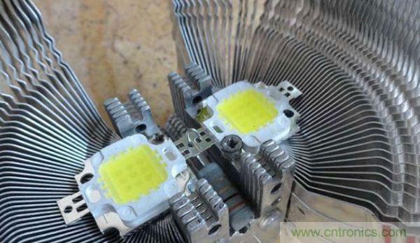 變廢為寶！風扇散熱器變身山寨LED燈