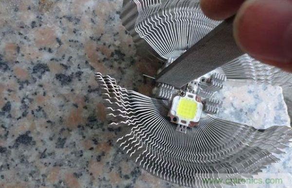 變廢為寶！風扇散熱器變身山寨LED燈