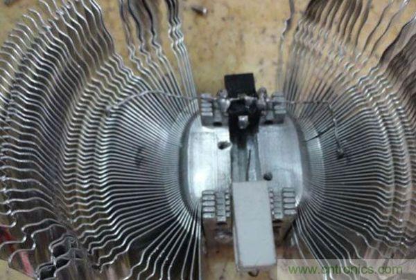 變廢為寶！風扇散熱器變身山寨LED燈