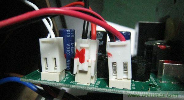 左邊是連接高音，中間是電源，右邊是低音連接