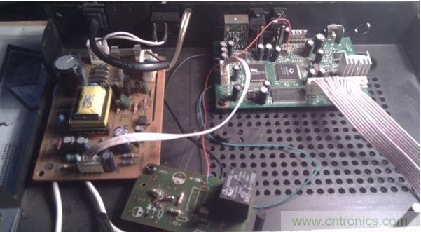 加了個繼電器，兩個三極管，五個電阻和一個二極管(三極管把解碼板的小信號進(jìn)行了兩級放大,電阻是偏置作用)。