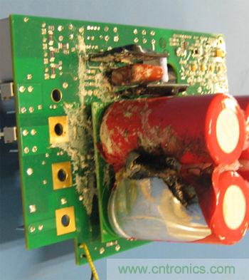 由于元件選擇不當(dāng)致使電路中流過相當(dāng)大的電流或電壓將有可能發(fā)生像這個燒過的電容這樣的損壞。