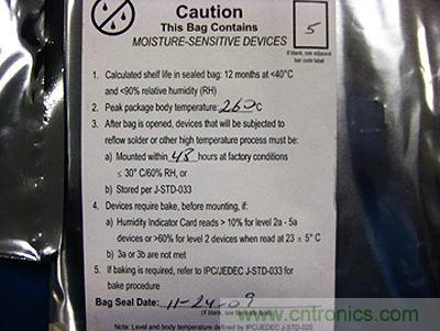元器件的MSL標(biāo)簽，上面寫有敏感度等級5以及密封日期和烘烤指南
