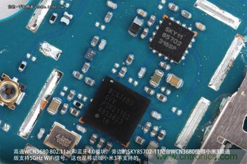 高通WCN3680 802.11ac和藍(lán)牙4.0模塊，旁邊的SKY85702-11配合其使用5GHz Wi-Fi頻段