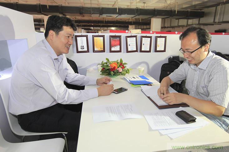 左一，Molex高級(jí)地區(qū)營(yíng)業(yè)經(jīng)理王中