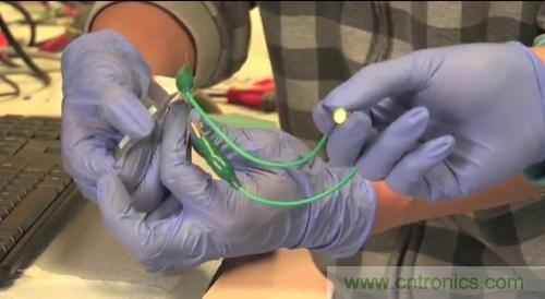 就是這么任性！柔性電池僅需1秒就充電完畢？