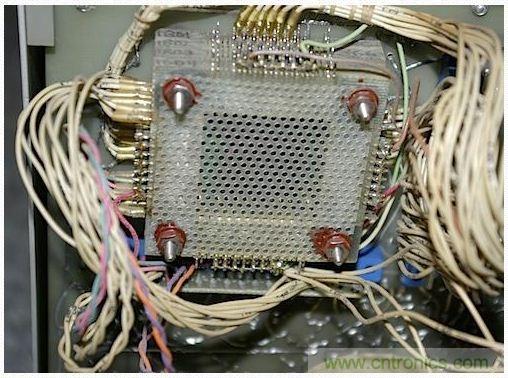 拆解也懷舊，讓人驚嘆的古董級(jí)可編程科學(xué)計(jì)算器 from 1966