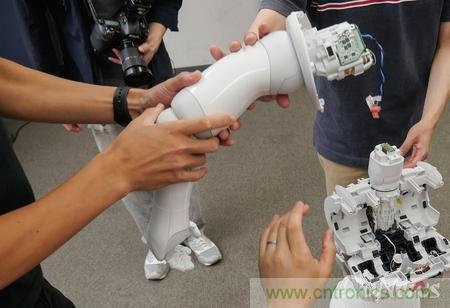 拆解筆記本不過癮，那就來拆拆日本情感機(jī)器人吧！