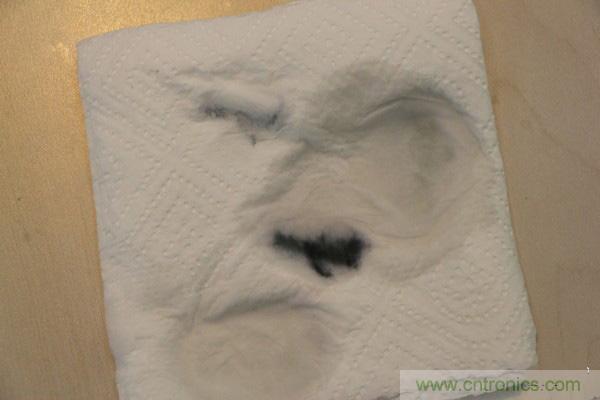 只有奶瓶大小的閃電去漬小神器 &mdash;&mdash;海爾咕咚手持式洗衣機(jī)