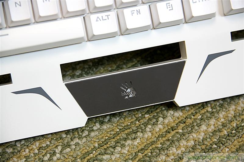 曾經(jīng)的網(wǎng)吧統(tǒng)治者&mdash;雙飛燕血手幽靈機(jī)械鍵盤，真世界最快？