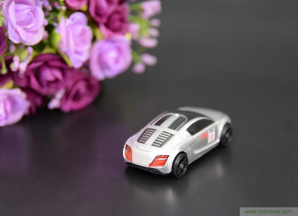 虛擬與現(xiàn)實(shí)相結(jié)合的飛車(chē)游戲，讓你體驗(yàn)速度與激情的碰撞！