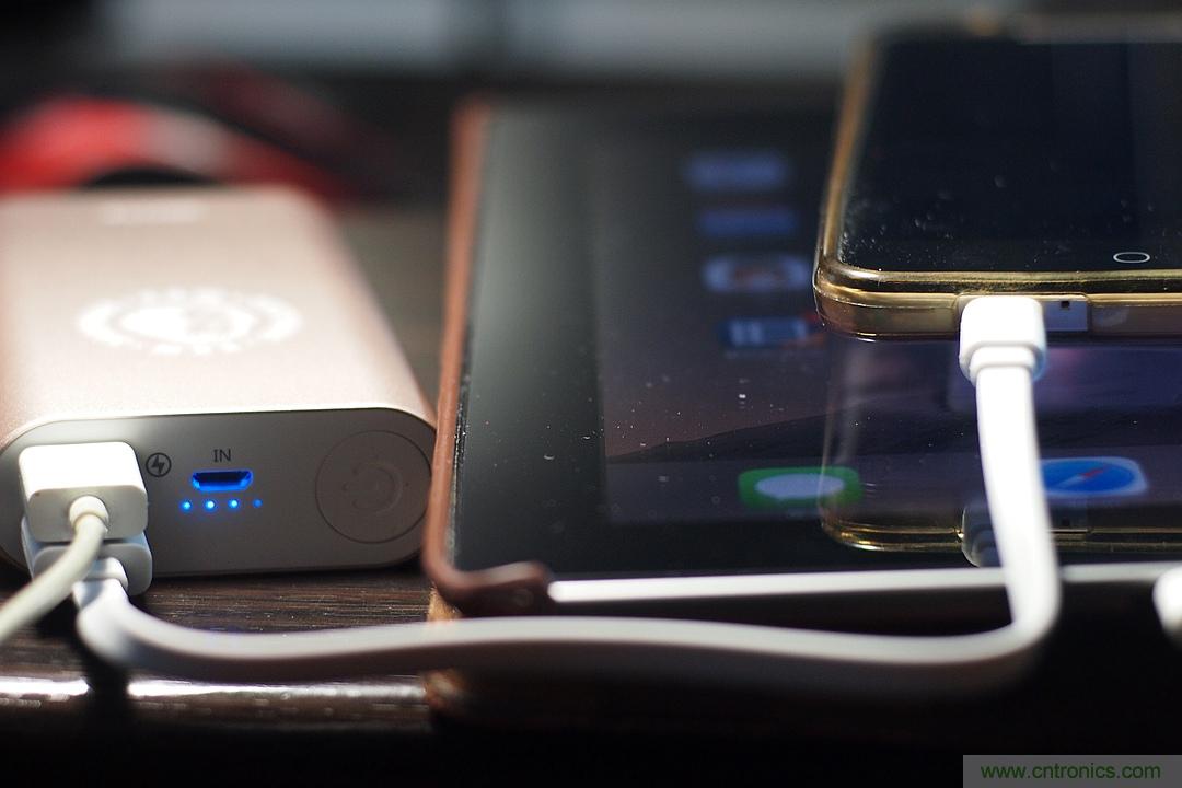 移動(dòng)電源也玩雙引擎？快到你想象不到