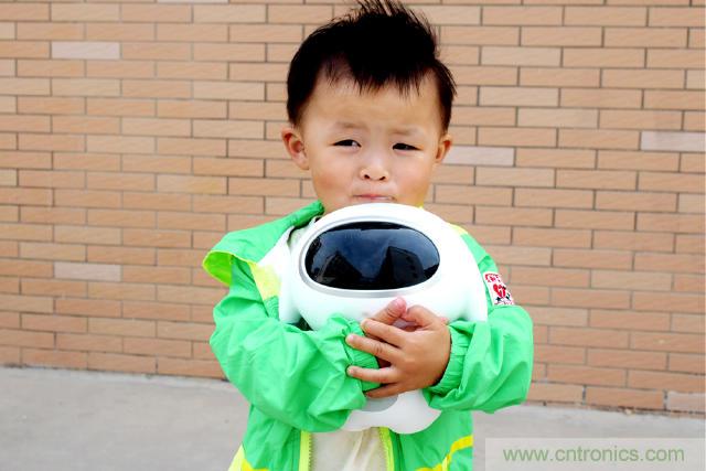 &ldquo;爸爸再不陪我，我就長大了&rdquo;&mdash;&mdash;小騰機器人