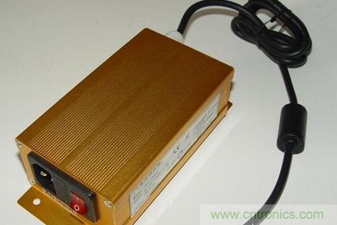 【導(dǎo)讀】本文總結(jié)出針對(duì)于LED電源EMC/EMI的主要幾個(gè)控制技術(shù)：電路措施、EMI濾波、元器件選擇、屏蔽和印制電路板抗干擾設(shè)計(jì)等。如果能正確合理的對(duì)這些問(wèn)題進(jìn)行解決，就可順利通過(guò)3C認(rèn)證。  在電路當(dāng)中，EMC和EMI的問(wèn)題是人們始終關(guān)心的話(huà)題。在LED電路中，對(duì)于EMC和EMI的要求同樣非常高。本文將為大家介紹LED產(chǎn)品設(shè)計(jì)當(dāng)中關(guān)于解決EMI與EMC的解決方法，感興趣的朋友快來(lái)看一看吧。  　　要解決LED驅(qū)動(dòng)電源的電磁干擾問(wèn)題，從硬件上可從以下幾個(gè)方面入手：  　　減少開(kāi)關(guān)電源本身的干擾  　　軟開(kāi)關(guān)技術(shù)，在原有的硬開(kāi)關(guān)電路中增加電感和電容元件，利用電感和電容的諧振，降低開(kāi)關(guān)過(guò)程中的du/dt和di/dt，使開(kāi)關(guān)器件開(kāi)通時(shí)電壓的下降先于電流的上升，或關(guān)斷時(shí)電流的下降先于電壓的上升，來(lái)消除電壓和電流的重疊。開(kāi)關(guān)頻率調(diào)制技術(shù)，通過(guò)調(diào)制開(kāi)關(guān)頻率fc，把集中在fc及其諧波2fc、 3fc&hellip;上的能量分散到它們周?chē)念l帶上，以降低各個(gè)頻點(diǎn)上的EMI幅值。元器件的選擇，選擇不易產(chǎn)生噪聲、不易傳導(dǎo)和輻射噪聲的元器件。通常特別值得注意的是，二極管和變壓器等繞組類(lèi)元器件的選用。反向恢復(fù)電流小、恢復(fù)時(shí)間短的快速恢復(fù)二極管是開(kāi)關(guān)電源高頻整流部分的理想器件。合理使用電磁干擾濾波器，EMI濾波器的主要目的之一，電網(wǎng)噪聲是電磁干擾的一種，它屬于射頻干擾（RFI），其傳導(dǎo)噪聲的頻譜大致為10KHz~30MHz，最高可達(dá) 150MHz。  　　在一般情況下，差模干擾幅度小，頻率低，所造成的干擾較小;共模干擾幅度大，頻率高，還可以通過(guò)導(dǎo)線(xiàn)產(chǎn)生輻射，所造成的干擾較大。欲削弱傳導(dǎo)干擾，最有效的方法就是在開(kāi)關(guān)電源輸入和輸出電路中加裝電磁干擾濾波器。LED電源一般采用簡(jiǎn)易式單級(jí)EMI濾波器，主要包括共模扼流圈和濾波電容。EMI濾波器能有效抑制開(kāi)關(guān)電源適配器的電磁干擾。 1 　　通過(guò)切斷干擾信號(hào)的傳播途徑來(lái)減少電磁干擾問(wèn)題  　　第一種情況是電源線(xiàn)干擾可以使用電源線(xiàn)濾波器濾除。一個(gè)合理有效的開(kāi)關(guān)電源EMI濾波器應(yīng)該對(duì)電源線(xiàn)上差模和共模干擾都有較強(qiáng)的抑制作用。改善PCB板的電磁兼容性設(shè)計(jì)PCB是LED電源系統(tǒng)中電路元件和器件的支撐件，它提供電路元件和器件之間的電氣連接。隨著電子技術(shù)的飛速發(fā)展，PCB的密度越來(lái)越高。 PCB設(shè)計(jì)的好壞對(duì)LED電源系統(tǒng)的電磁兼容性影響很大。  　　實(shí)踐證實(shí)，即使電路原理圖設(shè)計(jì)正確，印刷電路板設(shè)計(jì)不當(dāng)，也會(huì)對(duì)LED電源系統(tǒng)的可靠性產(chǎn)生不利影響。PCB抗干擾設(shè)計(jì)主要包括PCB布局、布線(xiàn)及接地，其目的是減小PCB的電磁輻射和PCB上電路之間的串?dāng)_。還有，一般變壓器電磁干擾引發(fā)的交流聲頻率一般為50HZ左右，而地線(xiàn)布線(xiàn)不當(dāng)導(dǎo)致的交流聲，由于整流電路的倍頻作用頻率約為100HZ，仔細(xì)區(qū)分還是可以察覺(jué)的。因此，在設(shè)計(jì)印刷電路板的時(shí)候，應(yīng)留意采用正確的方法，遵守PCB設(shè)計(jì)的一般原則，并應(yīng)符合抗干擾的設(shè)計(jì)要求。  　　主動(dòng)大幅增強(qiáng)受干擾體的抗干擾能力  　　在LED電源系統(tǒng)中輸進(jìn)/輸出也是干擾源的傳導(dǎo)線(xiàn)，和接收射頻干擾信號(hào)的拾檢源，我們?cè)O(shè)計(jì)時(shí)一般要采取有效的措施：采用必要的共模/差模抑制電路，同時(shí)也要采取一定的濾波和防電磁屏蔽措施以減小干擾的進(jìn)進(jìn)。在條件許可的情況下盡可能采取各種隔離措施（如光電隔離或者磁電隔離），從而阻斷干擾的傳播。防雷擊措施，室外使用的LED電源系統(tǒng)或從室外排擠引進(jìn)室內(nèi)的電源線(xiàn)、信號(hào)線(xiàn)，要考慮系統(tǒng)的防雷擊題目。常用的防雷擊器件有：氣體放電管、 TVS（Transient Voltage Suppression）等。氣體放電管是當(dāng)電源的電壓大于某一數(shù)值時(shí)，通常為數(shù)十V或數(shù)百V，氣體擊穿放電，將電源線(xiàn)上強(qiáng)沖擊脈沖導(dǎo)進(jìn)大地。TVS可以看成兩個(gè)并聯(lián)且方向相反的齊納二極管，當(dāng)兩端電壓高于某一值時(shí)導(dǎo)通。其特點(diǎn)是可以瞬態(tài)通過(guò)數(shù)百乃上千A的電流。