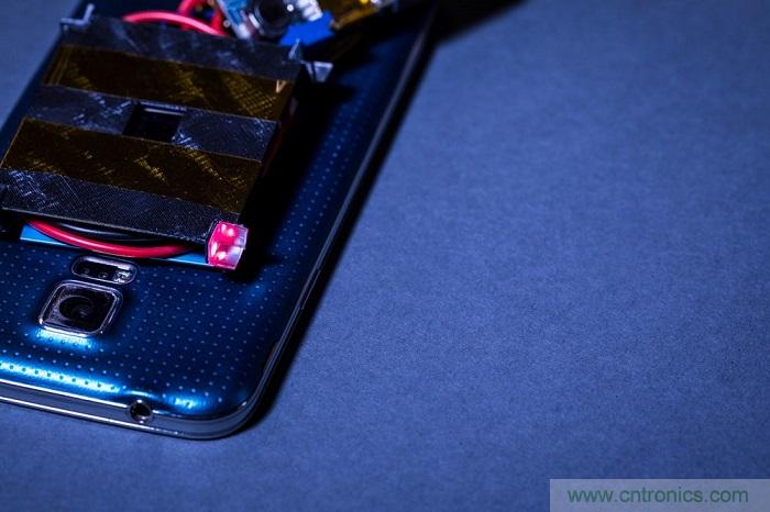 室內(nèi)激光無線充電新技術(shù)亮相，可媲美傳統(tǒng) USB 線纜