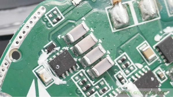 拆解華為保時捷設計快充無線充電器：憑啥能賣699？