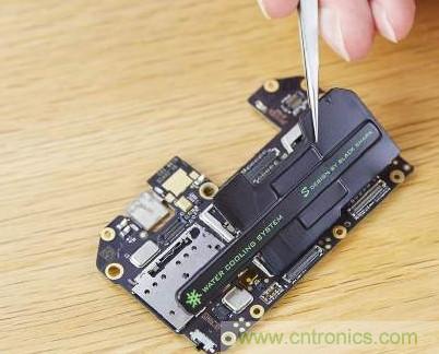 拆解黑鯊手機：多級直觸一體式液冷系統(tǒng)有什么門道？