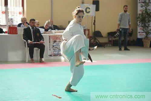 工程師將智能高科技編入時(shí)尚服裝，以幫助抑制青少年肥胖癥