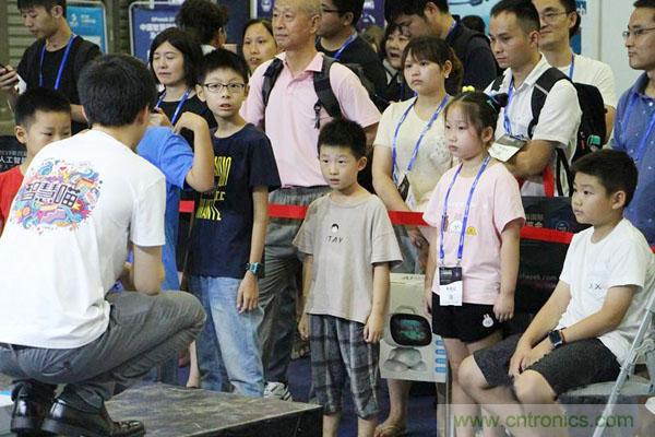 明年再見！&ldquo;WAIE 2019第四屆上海國(guó)際人工智能展覽會(huì)暨人工智能產(chǎn)業(yè)大會(huì)&rdquo;完美落幕！