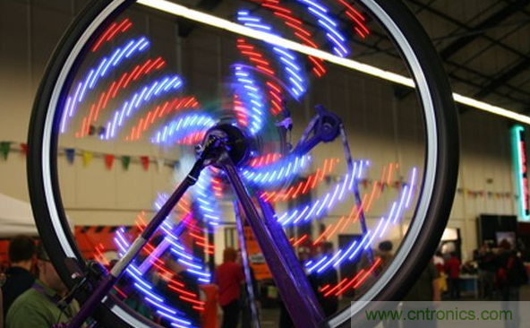 電燈泡內(nèi)通有交流電，為什么看不到燈泡在閃爍？