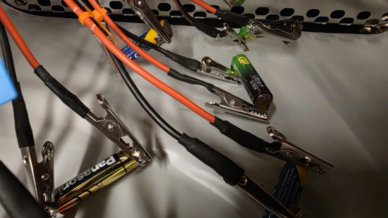 AAA電池怎么選？5款A(yù)AA堿性電池實(shí)測(cè)，結(jié)果可能出乎意料